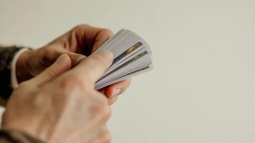 Illustration de l’article : Faut-il mélanger les cartes de tarot d’une façon particulière