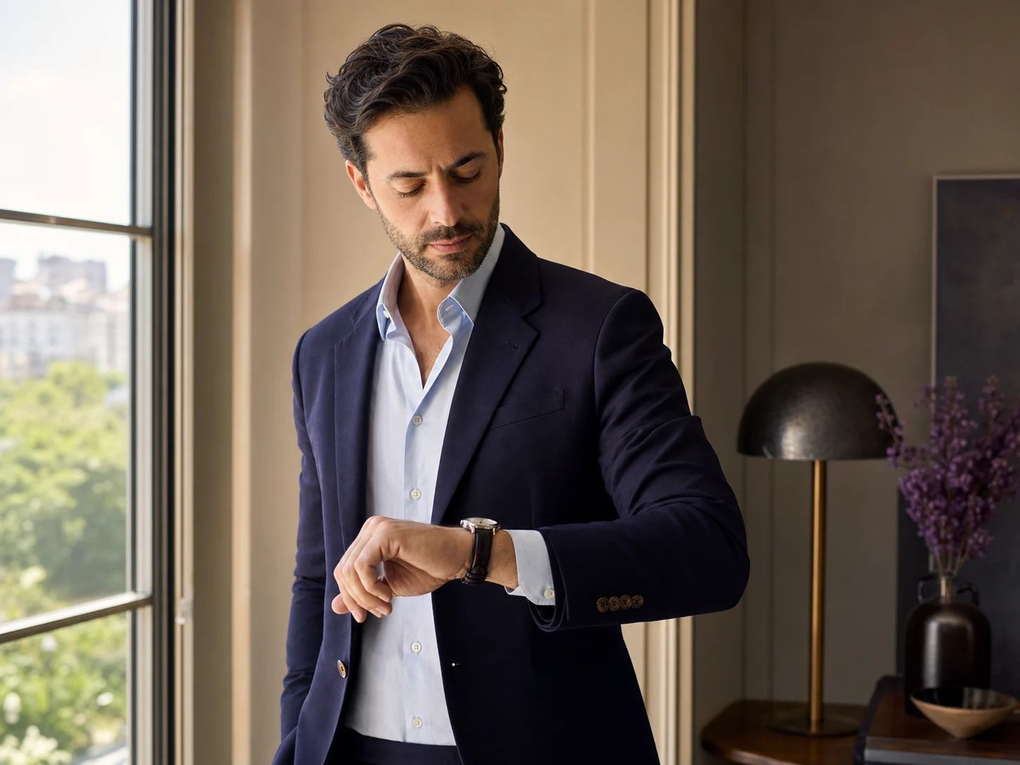 Homme regardant sa montre